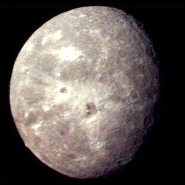 Oberon, satellite d'Uranus, image de Voyager 2