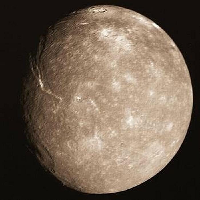 Titania, satellite d'Uranus, image de Voyager 2