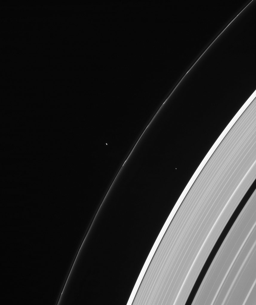 Satellites Pandore (à gauche) et Atlas (à droite) et anneau F de Saturne.