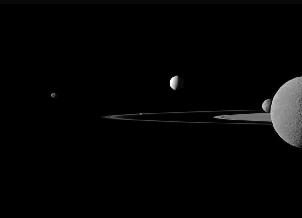 Les cinq satellites de Saturne 
