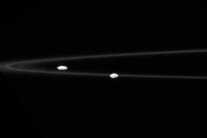 Les satellites de Saturne Prométhée, Pandore et l'anneau F.