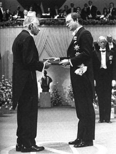 Le roi Carl XVI Gustaf de Suède remet à Chandrasekar le prix Nobel de physique (1983)