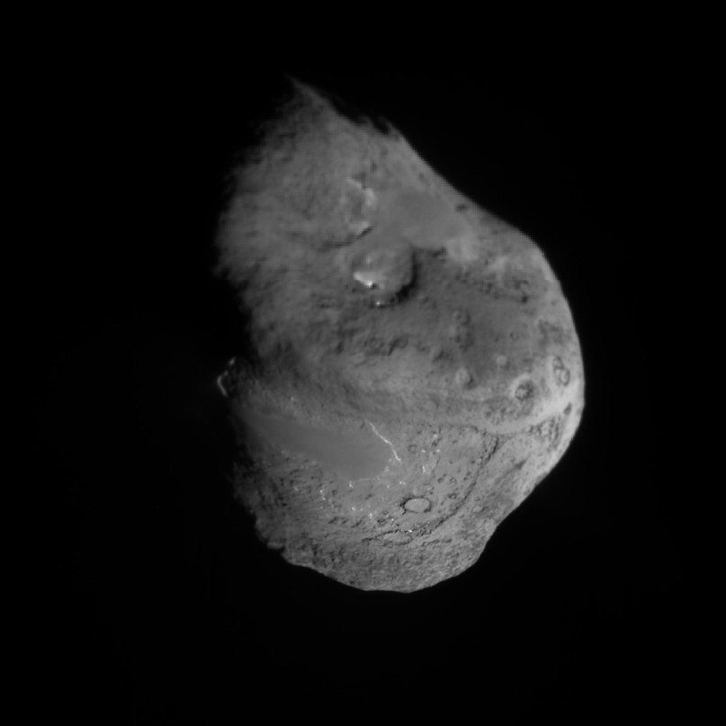 Voici à quoi ressemble le noyau de la comète Tempel 1 vu par la sonde Deep Impact.