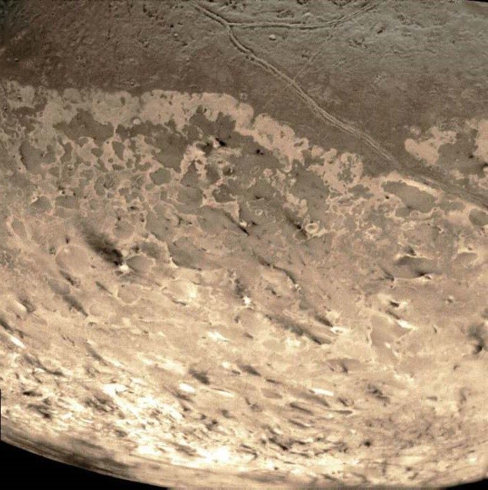Taches sombres traces de geysers sur Triton