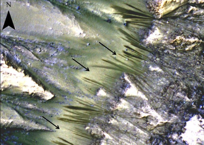 Les traînées sombres saisonnières sur les pentes de Mars pourraient être des courants d'eau salée.