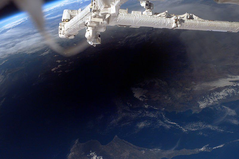 L'ombre de la Lune sur la Terre lors d'une éclipse solaire, photo prise depuis l'ISS. Chypre et la Turquie sont visibles sur la photo.