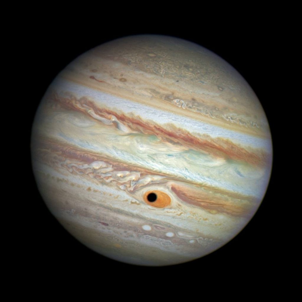 L'ombre de Ganymède, satellite de Jupiter, passe au-dessus de la Grande Tache rouge.