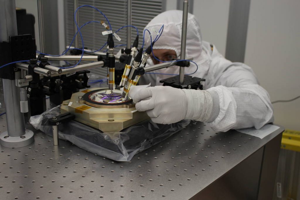 Greg Balonek, spécialiste en optique, se prépare à faire voler l'objectif de TESS pour des tests modaux au Lincoln Laboratory du MIT.