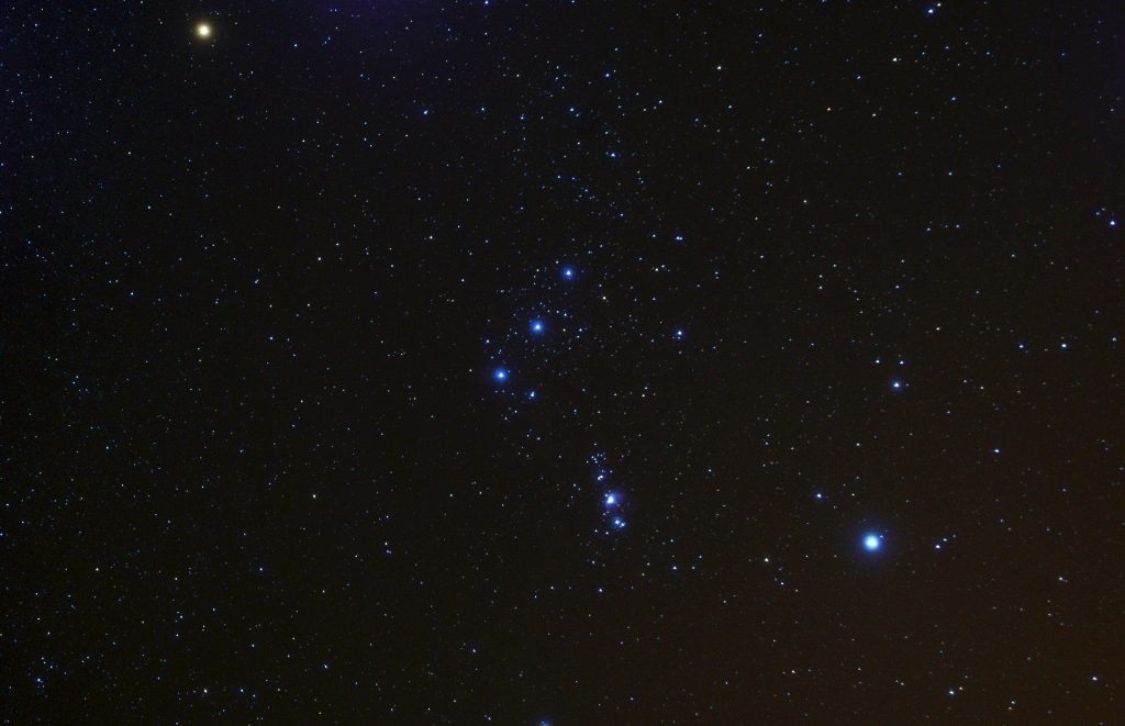 Les trois étoiles Alnitak (ζ d'Orion), Alnilam (ε d'Orion), Mintaka (δ d'Orion) au centre de l'image sont la ceinture d'Orion.