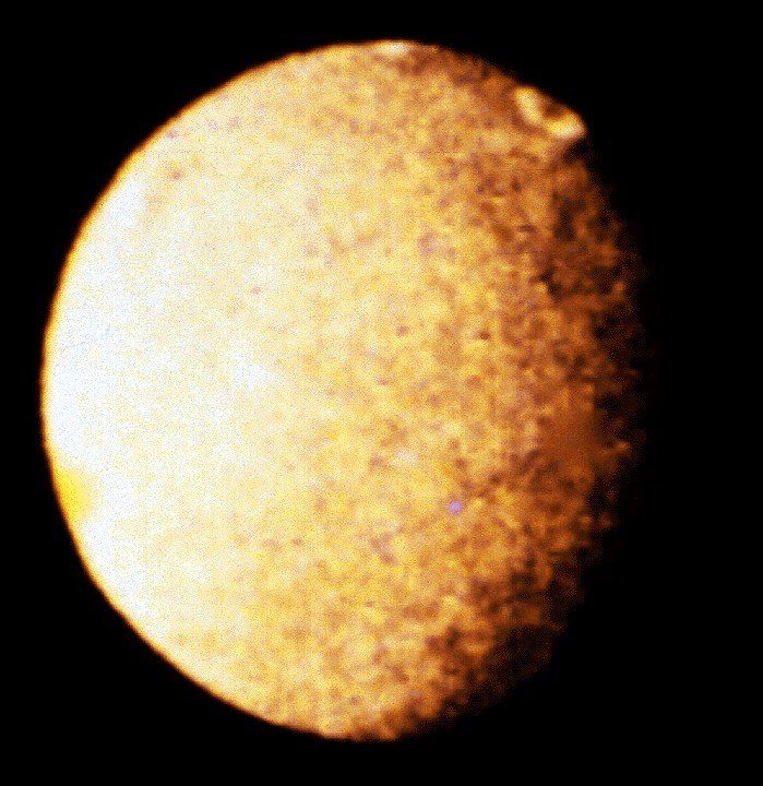 Satellite d'Uranus, Umbriel, image prise à l'aide de filtres lumineux.