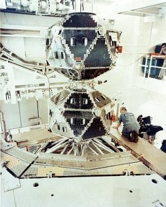 Une paire de satellites Vela en préparation pour le lancement.