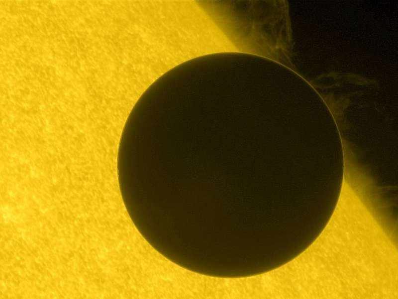 Vénus en arrière-plan du Soleil