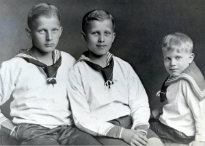 Wernher von Braun (au centre) avec ses frères Magnus (à gauche) et Sigismund (à droite).