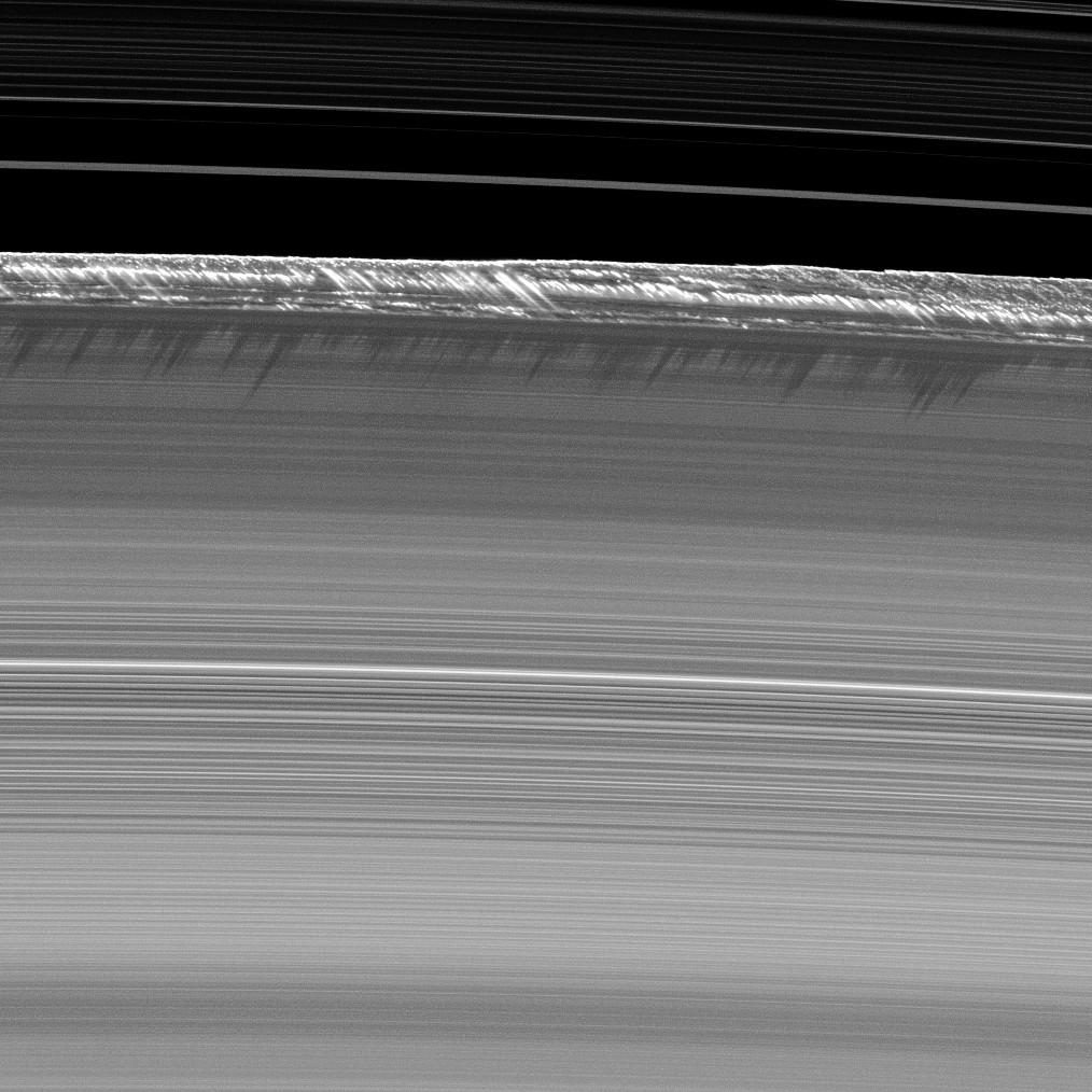 Cette image montre les plus hautes structures trouvées sur les anneaux principaux de Saturne. Selon la NASA, 