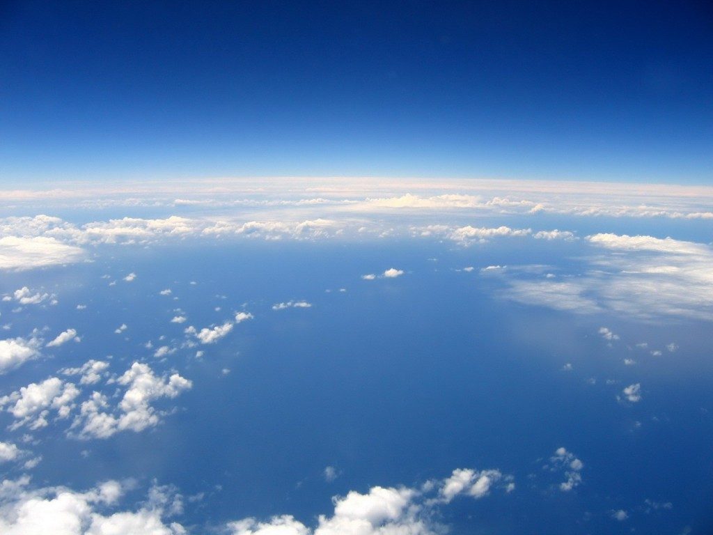 Vue de la Terre depuis la stratosphère. Les nuages semblent encore plus petits vus d'en haut que vus d'en bas.
