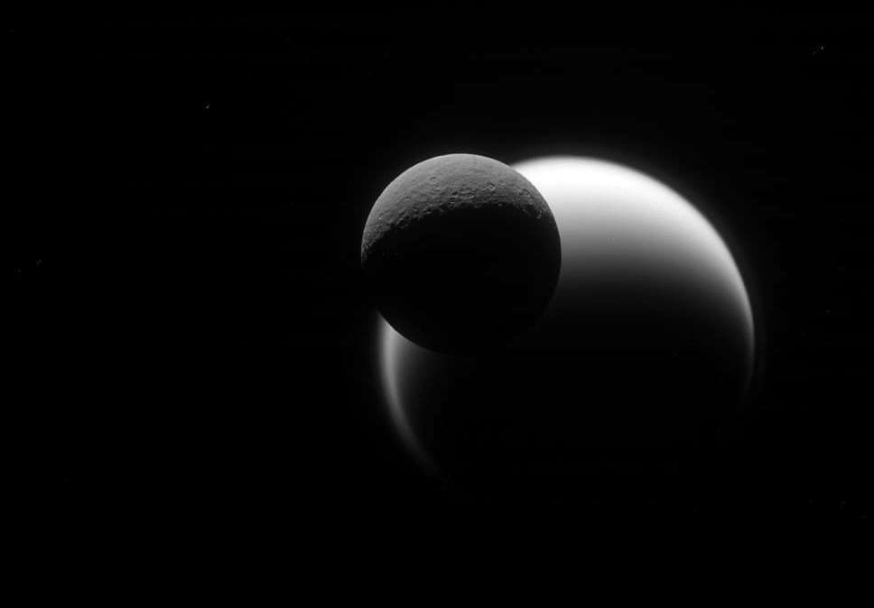 Avec Dioné, l'autre lune de Saturne.