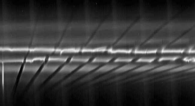 Perturbations dans l'anneau F de Saturne causées par le satellite Prometheus.