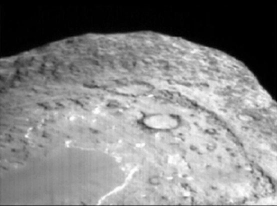 Le noyau de la comète Tempel 1, vu par la sonde StarDust