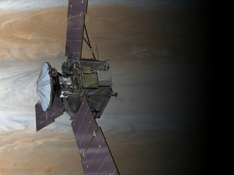 Juno en arrière-plan de la planète