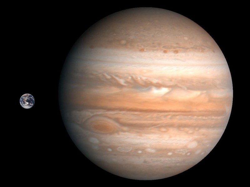 Jupiter est plusieurs fois plus grande que la Terre. Heureusement, une formidable distance les sépare.