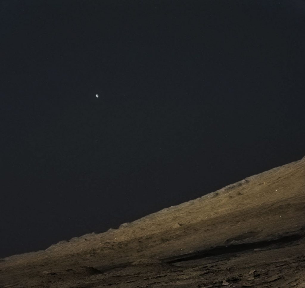 Phobos se couchant dans le ciel du soir de Mars