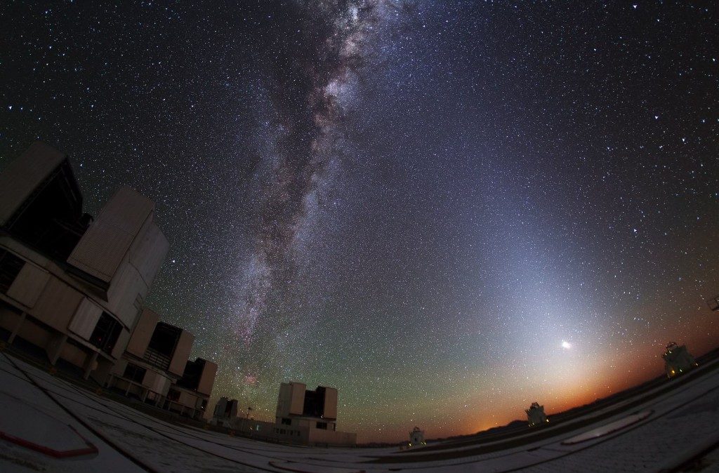 La lumière zodiacale, la Voie lactée et les télescopes du VLT à l'Observatoire du Paranal.
