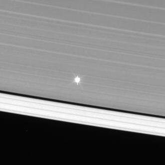 L'étoile Mu Cepheus vue à travers les anneaux de Saturne, image de Cassini du 3 juillet 2013.
