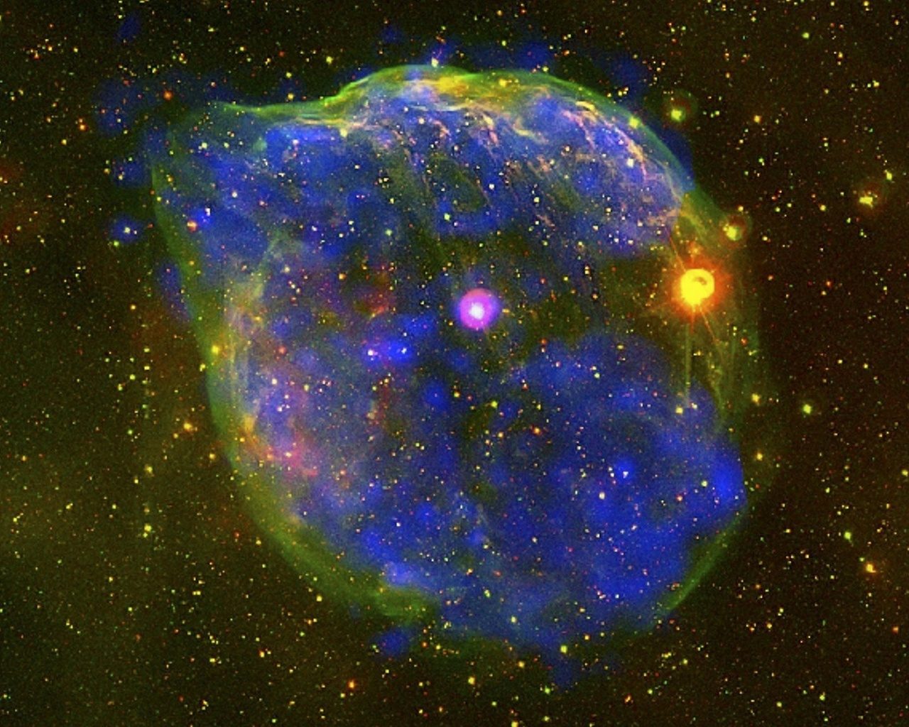 Étoile Wolf-Raye (blanche au centre, avec une aura violette) et nébuleuse environnante.