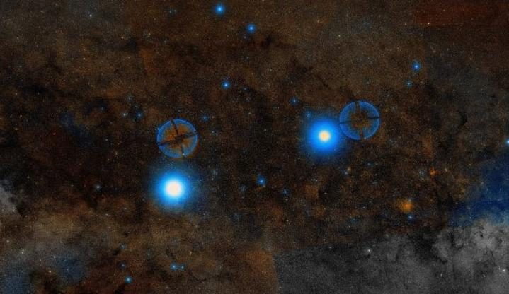 Les étoiles Alpha Centauri (à gauche) et Hadar (à droite) à l'arrière-plan de la Voie lactée.