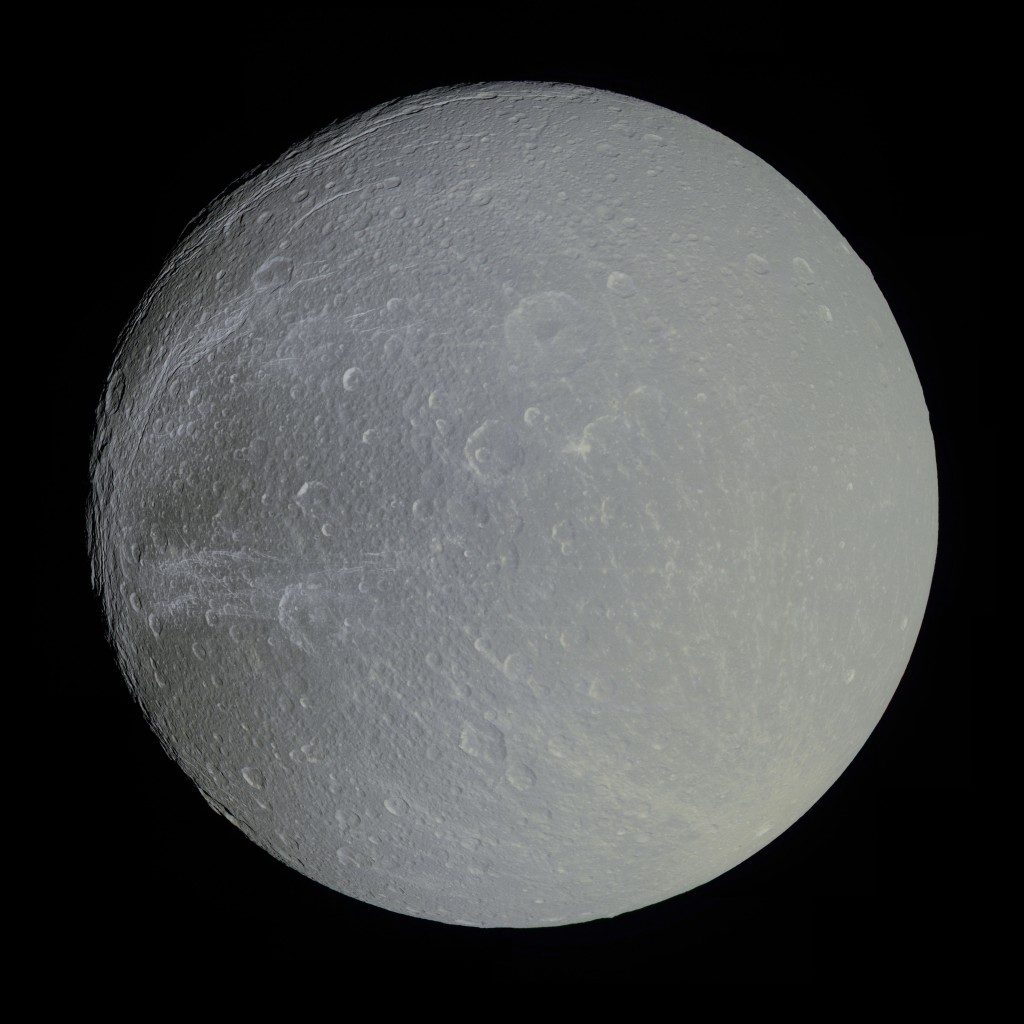 Cet immense panorama de Dioné, satellite de Saturne, est composé de 4 images obtenues par la sonde Cassini le 7 avril 2010.