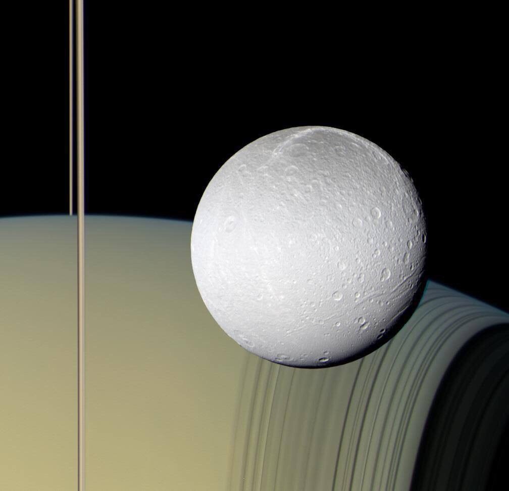Il s'agit d'une véritable photo de Dioné, obtenue par la sonde Cassini.