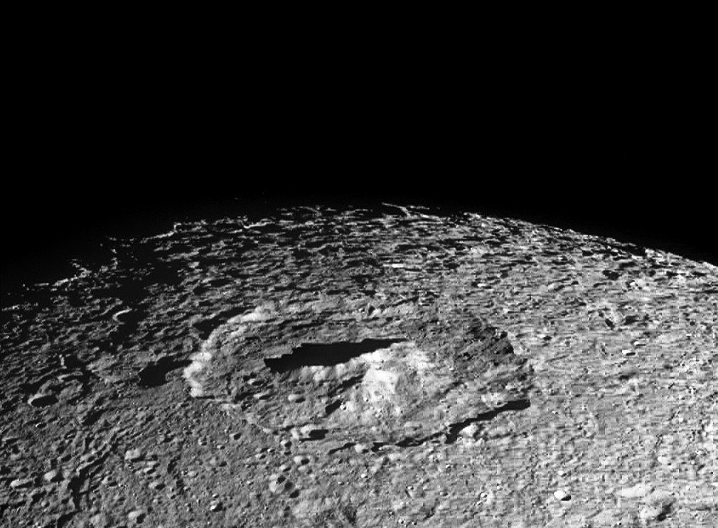 Le pic central du cratère Erulus projette une longue ombre